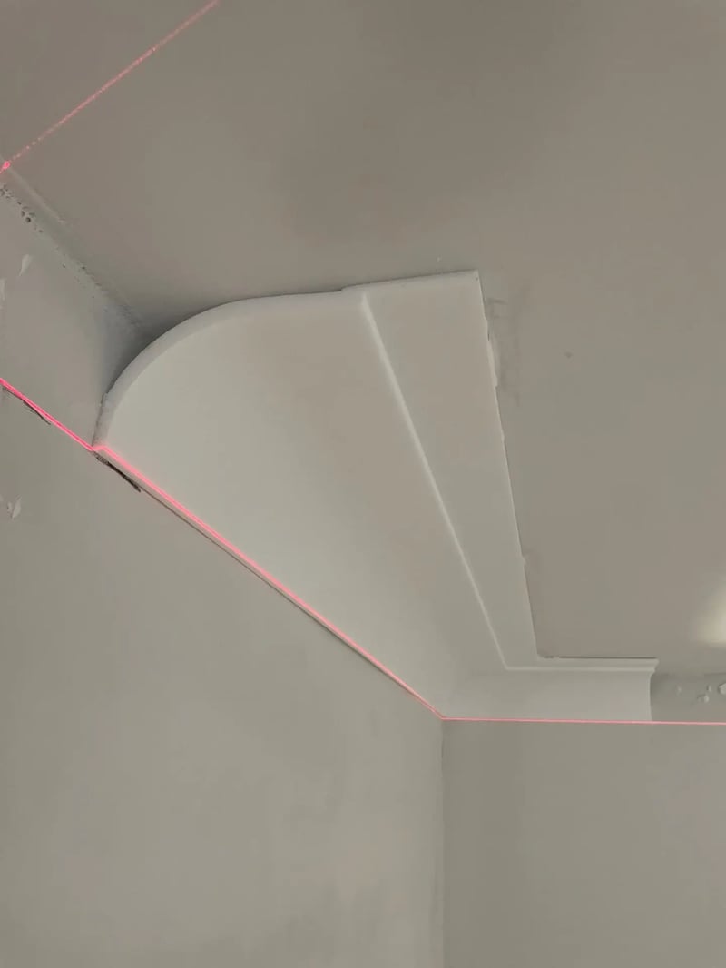 Neu angesetztes Stuckprofil an der Decke, mit Laser ausgerichtet