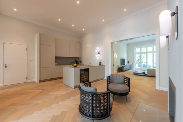 Altbau Renovierung, Blick aus Wohnzimmer in die Küche, total gemütlich, Hamburg Rotherbaum