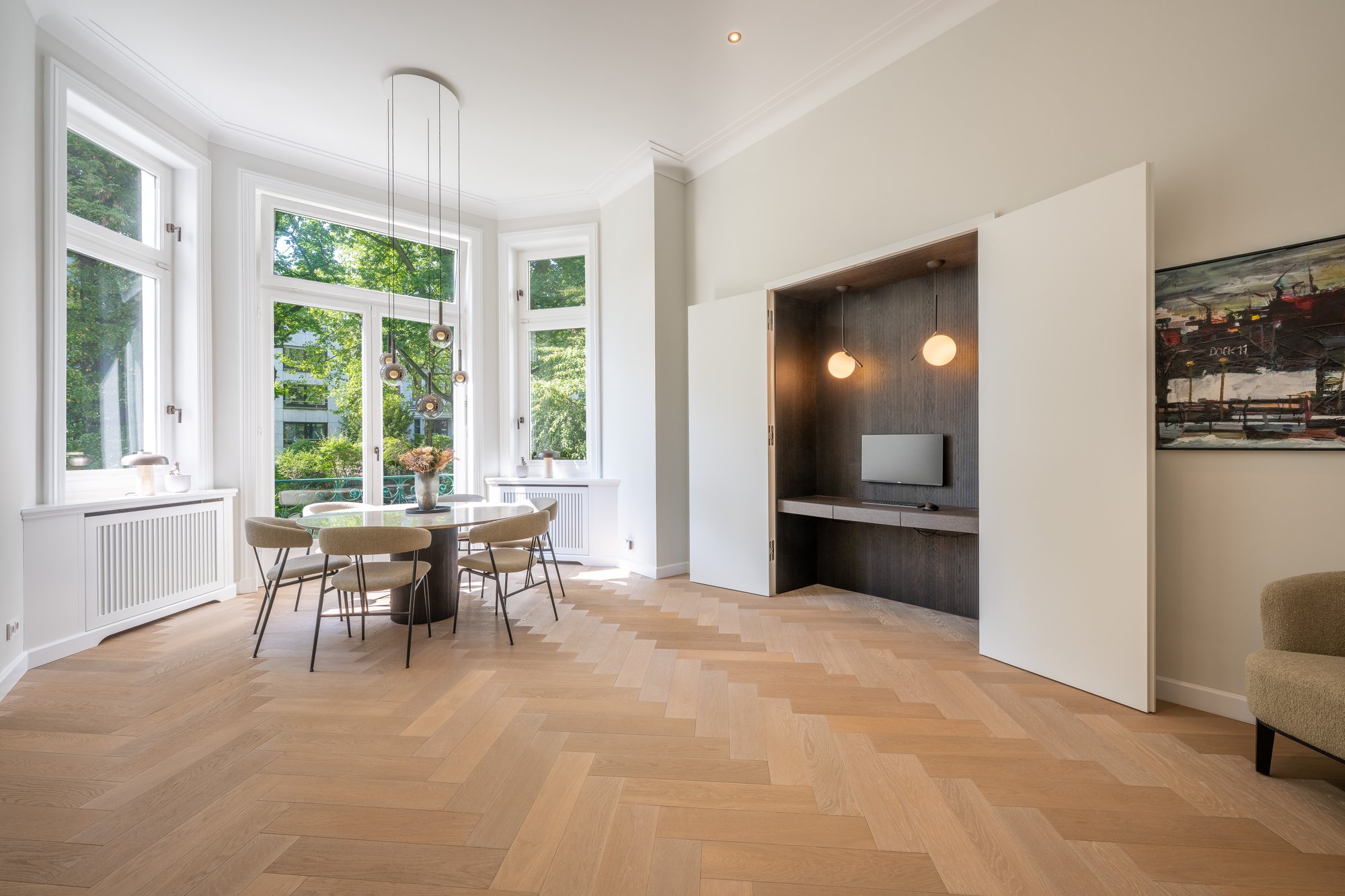 Altbau Renovierung, Blick aus dem Esszimmer mit Arbeitsplatz, Hamburg Rotherbaum