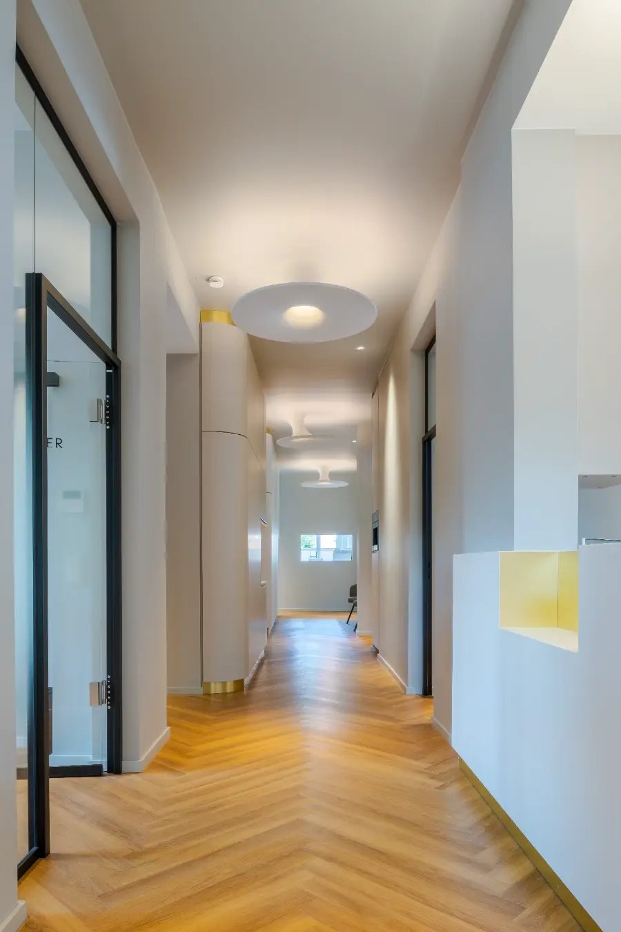 Altbaurenovierung Alte Post, Flur mit stylischer Beleuchtung