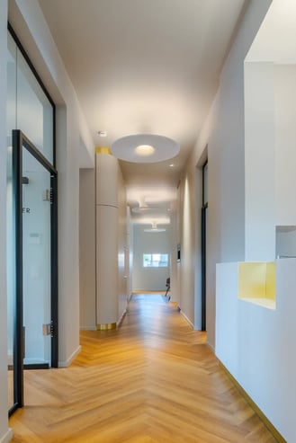 Altbaurenovierung Alte Post, Flur mit stylischer Beleuchtung