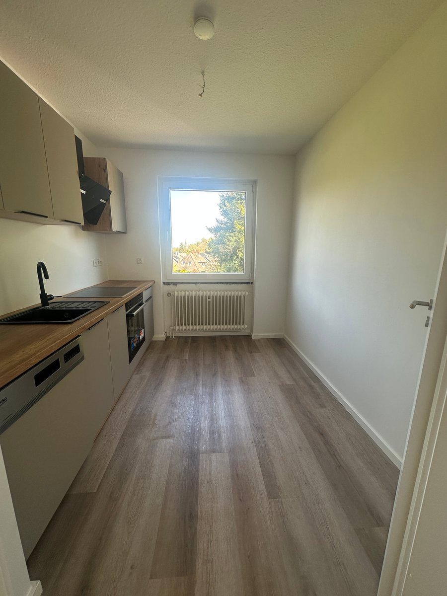 Neue Küche und Designboden im sanierten Zweifamilienhaus von 1958 in Buchholz