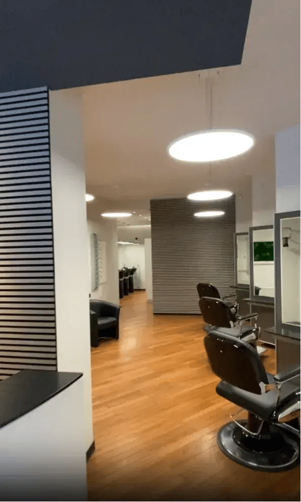 Akustikpaneele und Rundleuchten im Friseursalon in Harsefeld