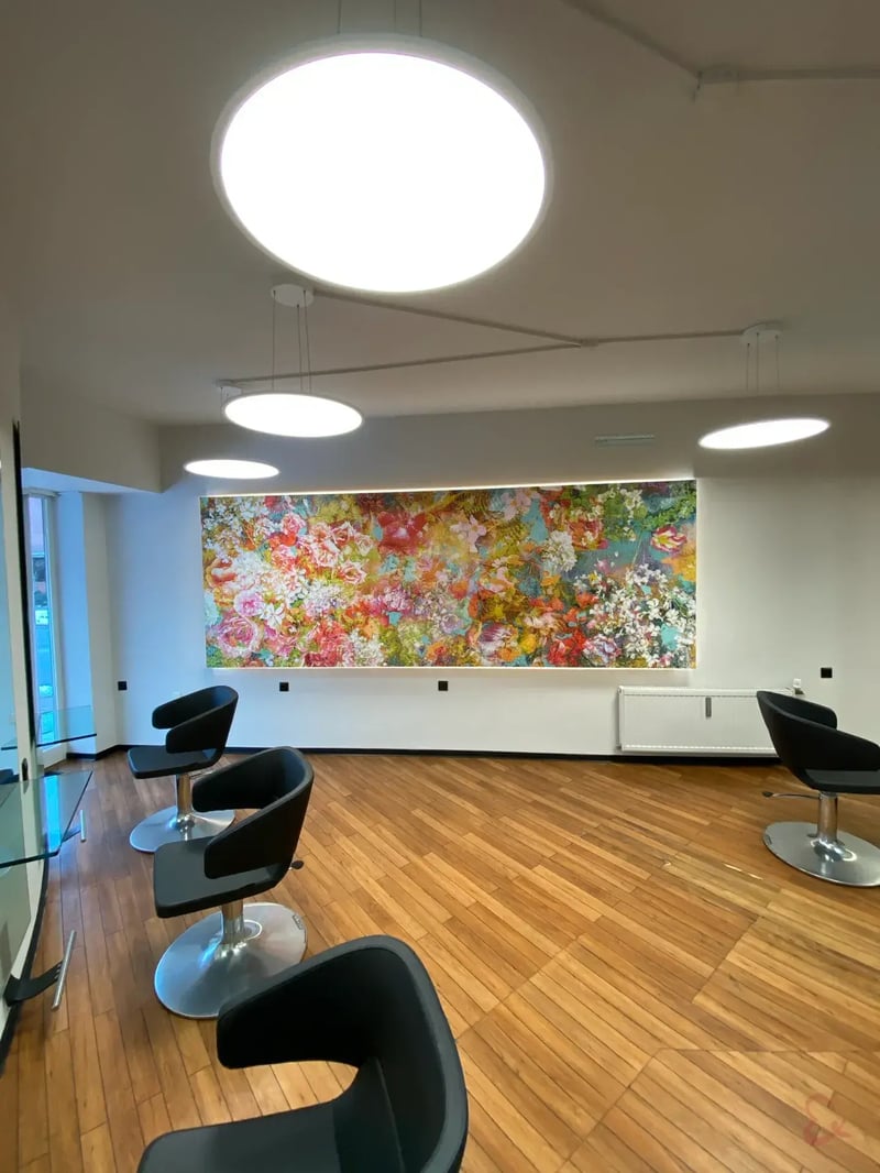 Friseursalon in Harsefeld mit Blumentapete auf der Lichtwand und Wänden in Farrow & Ball Ammonite