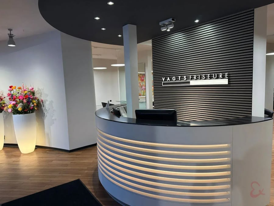 Neu gestalteter Empfang eines Friseursalons in Harsefeld mit Akustikpaneelen und neuer Beleuchtung
