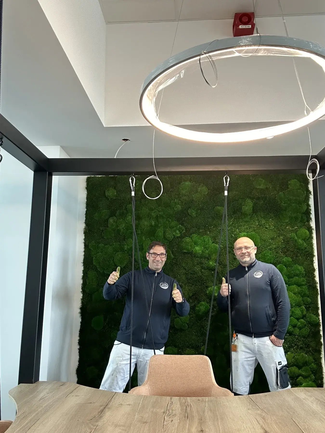 Marko Keßling und Frank Sinning vor der fertigen Mooswand