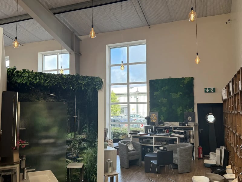 Beratungsbereich im Showroom mit Mooswand und Musterregalen