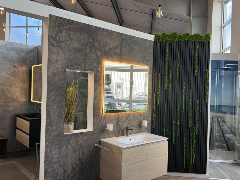 Musterbad im Showroom Beckdorf mit Spachtelwand, Mooswand-Lamellen und beleuchtetem Spiegel