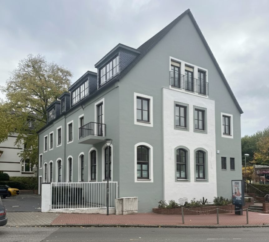 Straßenseite nach der Sanierung – klar gegliederte Fassade, frischer Gesamteindruck altes Postamt in Hamburg Reinbek.