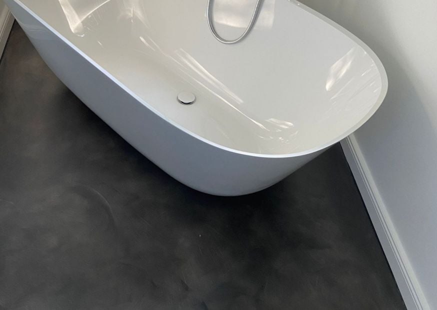 Fugenloser Boden im Badezimmer - Anthrazit 