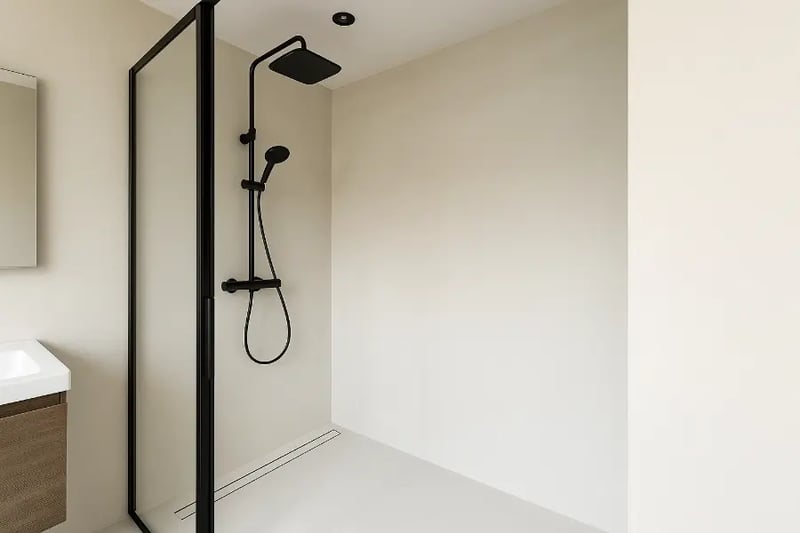 Fugenlose Walk-in-Dusche mit schwarzer Armatur