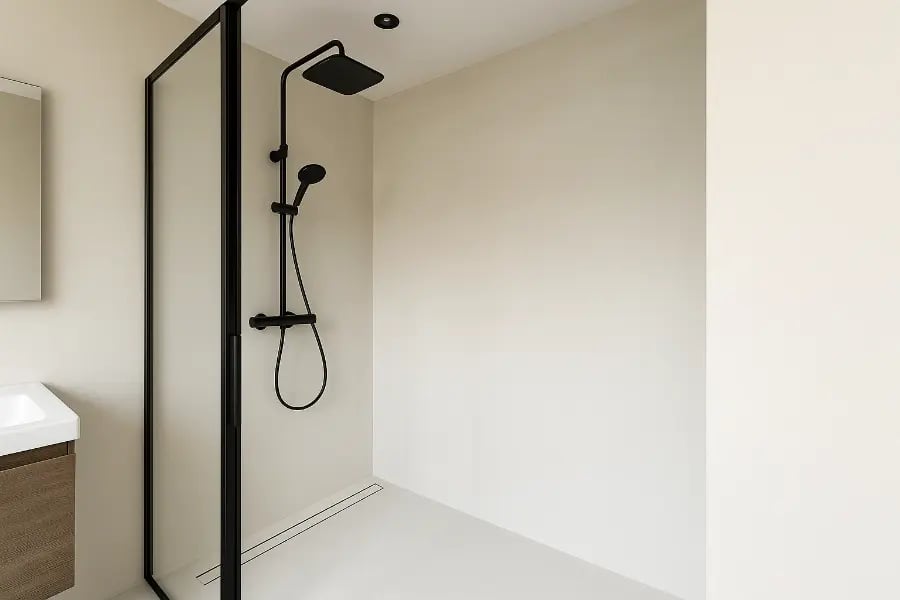 Fugenlose Dusche: beiger Duschbereich mit Glas, schwarzer Armatur und linearem Ablauf – pflegeleicht, modern, rutschfest. Fugenlose Dusche: beiger Duschbereich mit Glas, schwarzer Armatur und linearem Ablauf – pflegeleicht, modern, rutschfest.
