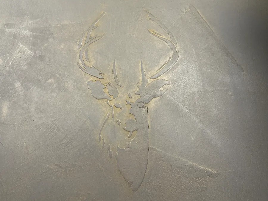 Fugenlose Wand in Betonoptik mit eingeprägtem Hirschkopf-Motiv und leichtem Metallic-Schimmer – individuelles Design-Highlight. Fugenlose Wand in Betonoptik mit eingeprägtem Hirschkopf-Motiv und leichtem Metallic-Schimmer – individuelles Design-Highlight.