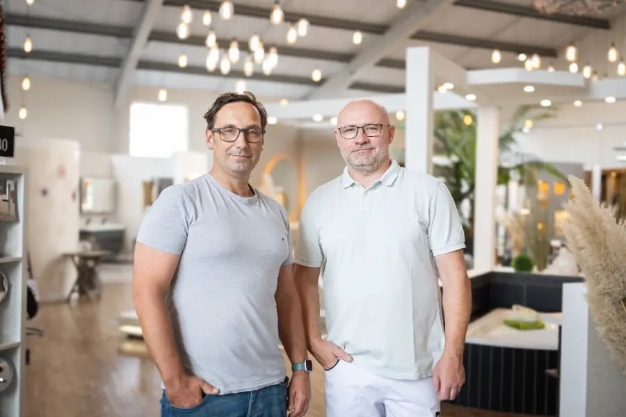 Marko Keßling und Frank Sinning im Showroom von K&S Farbkonzepte in Beckdorf