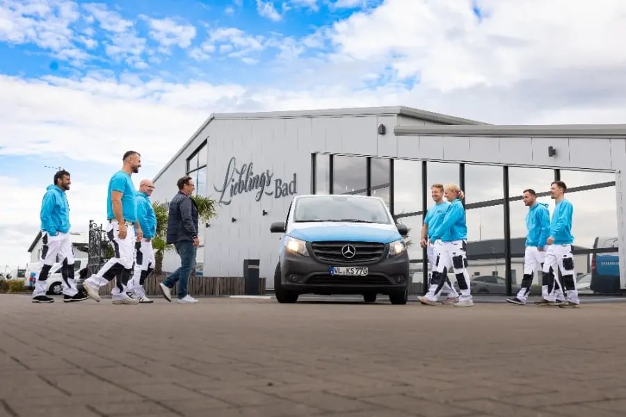 Malerteam vor der Firmenhalle „LieblingsBad“ mit Service-Transporter – einsatzbereit für Renovierung &amp; Innenausbau.