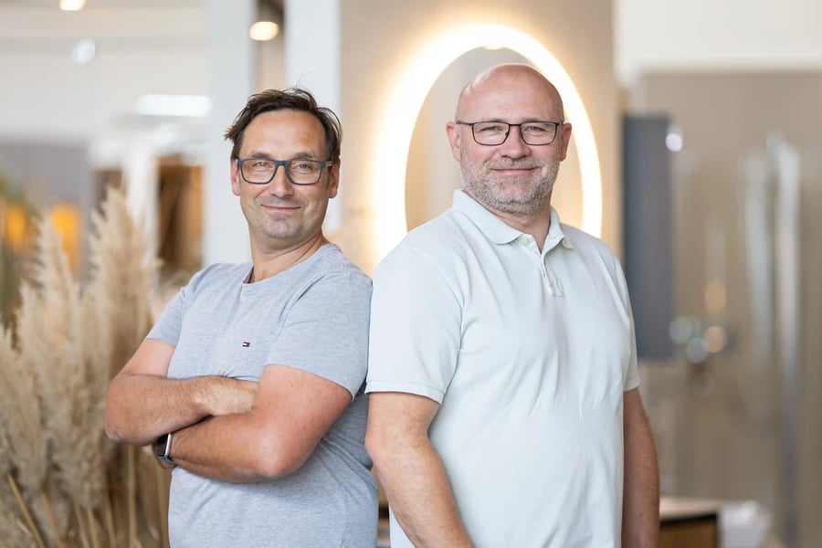 Marko Keßling und Frank Sinning, Geschäftsführer von K&S Farbkonzepte, im Showroom