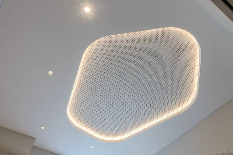Behandlungszimmer mit leuchtendem Deckenelement in der sanierten Alten Post