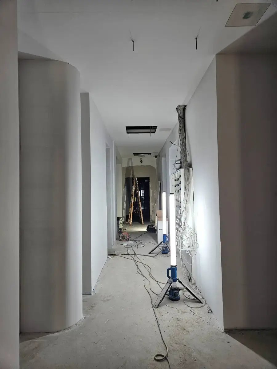 altbau Renovierung Hamburg Alte Post in Zahnarztpraxis, Bauphase Blick in den Flur es wird langsam