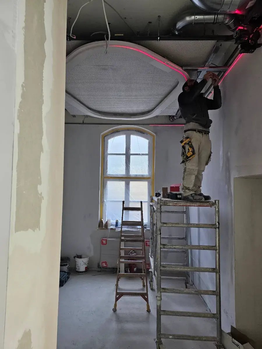 altbau Renovierung Hamburg Alte Post in Zahnarztpraxis, Bauphase Decke wird gebaut entsteht