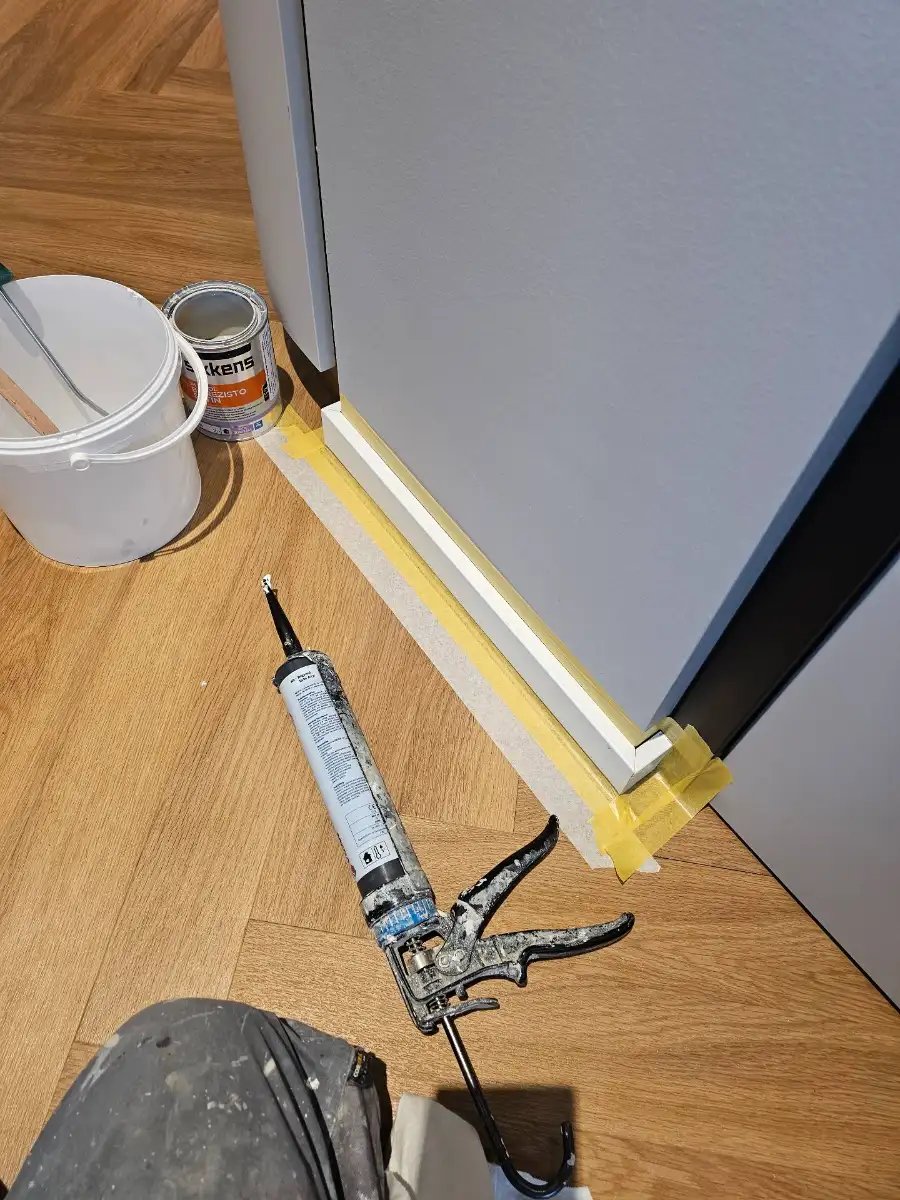 altbau Renovierung Hamburg Alte Post in Zahnarztpraxis, Bauphase Fußleiste lackieren