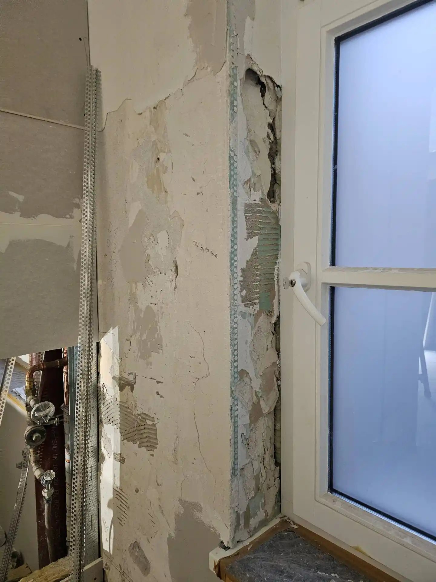 altbau Renovierung Hamburg Alte Post in Zahnarztpraxis, Bauphase Leibung verputzen