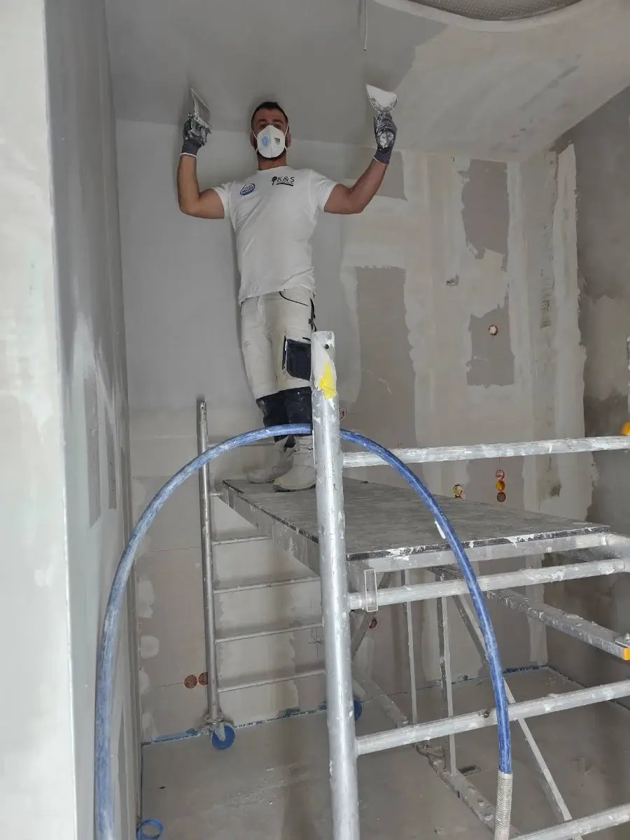 altbau Renovierung Hamburg Alte Post in Zahnarztpraxis, Bauphase Wände geglättet Spass bei der Arbeit