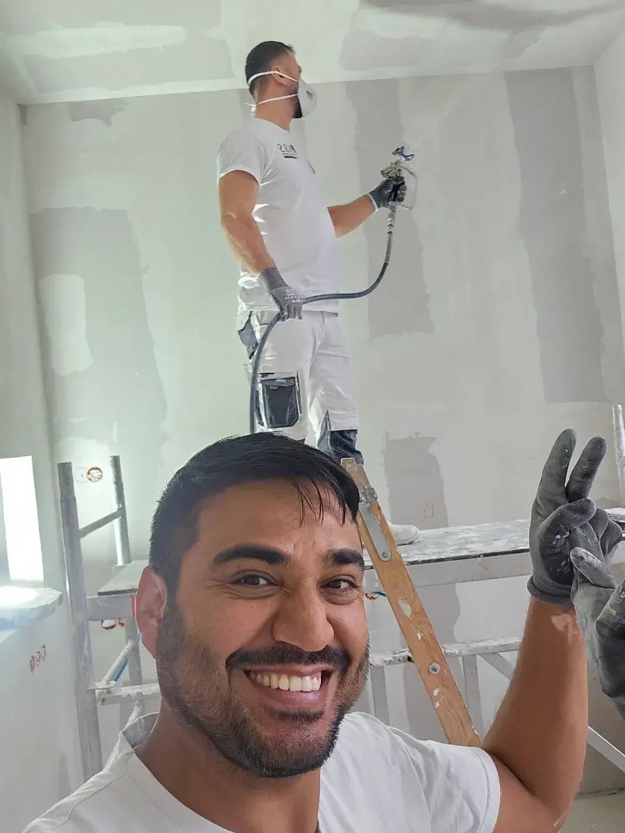 altbau Renovierung Hamburg Alte Post in Zahnarztpraxis, Bauphase Wände geglättet einer arbeitet immer