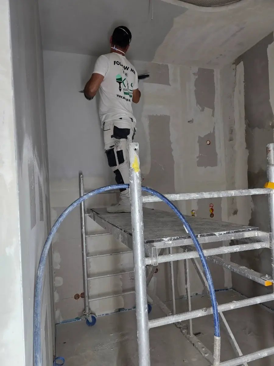 altbau Renovierung Hamburg Alte Post in Zahnarztpraxis, Bauphase Wände glätten2