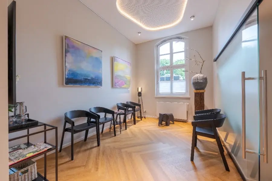 altbau Renovierung Hamburg Alte Post in Zahnarztpraxis,Wartebereich tolle Beleuchtung in der Decke, Fischgrät Designbelag Widerstandsfähige Beschichtung2