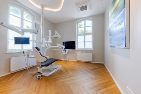 altbau Renovierung Hamburg, Behandlungszimmer tolle Beleuchtung in der Decke, Fischgrät Designbelag Widerstandsfähige Beschichtung Fenster aufgearbeitet