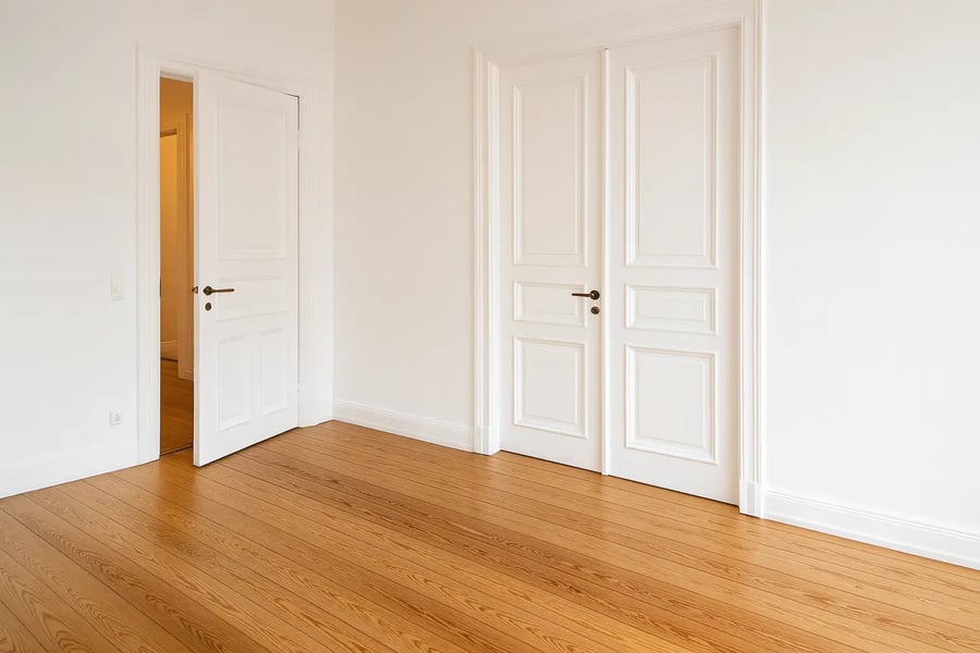 Altbausanierung: weiß gestrichene Wände und Kassettentüren, aufgearbeitetes Parkett – präzise Maler- und Lackierarbeiten in Hamburg Rotherbaum von KS Farbkonzepte. Altbausanierung: weiß gestrichene Wände und Kassettentüren, aufgearbeitetes Parkett – präzise Maler- und Lackierarbeiten in Hamburg Rotherbaum von KS Farbkonzepte.