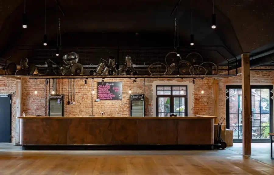 Der neu gestaltete Bar-Bereich im Kliemannsland-Saal. Unter der von K&amp;S Farbkonzepte beschichteten schwarzen Decke mit Alu-Glimmer wird jede Feier zum Event – robust, dunkel und extrem stylisch.