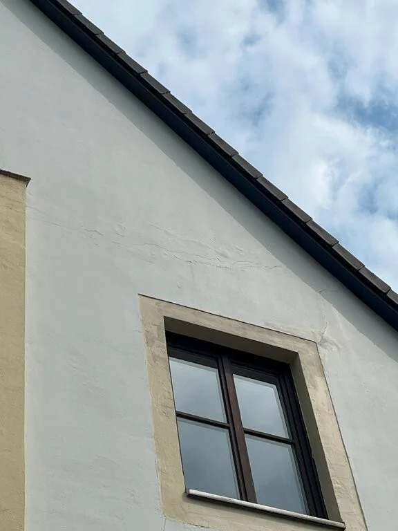 Fensterfaschen vor Instandsetzung – Abplatzungen und ungleichmäßige Oberfläche