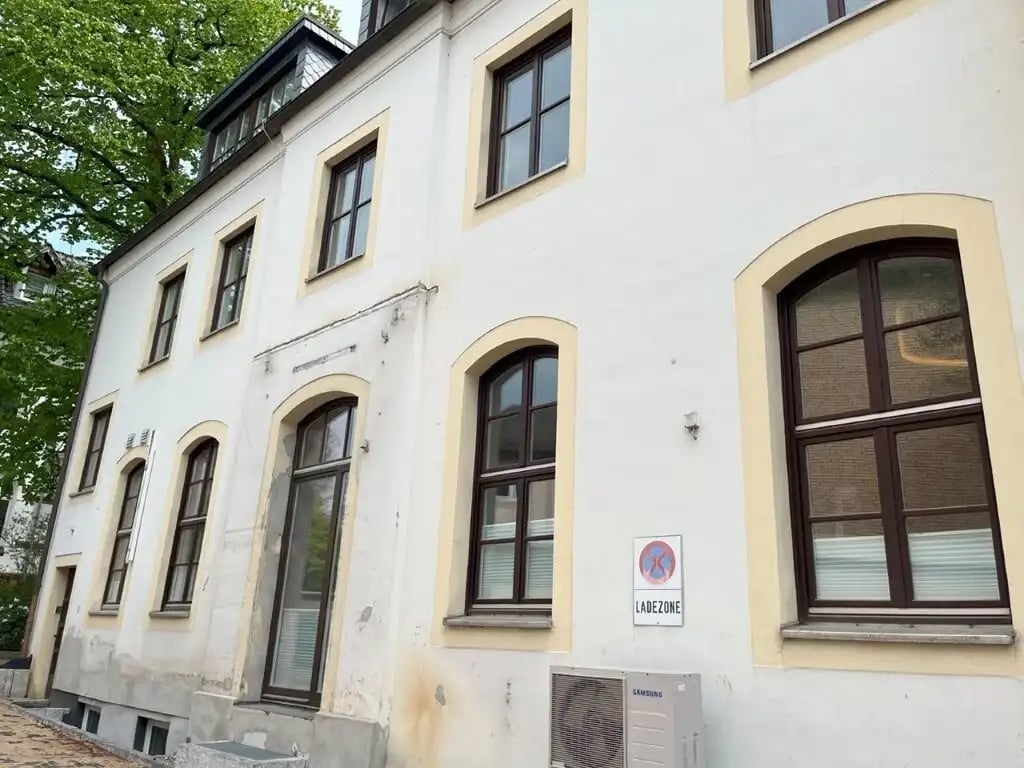 Fassadensanierung Hamburg-Reinbek – denkmalgeschütztes Postamt vor der Sanierung, Risse und Algenbewuchs