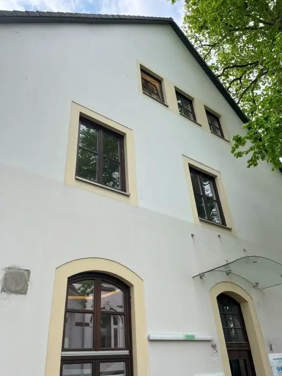 Gesimse und Leibungen vor der Sanierung – rissige Kanten, historische Details