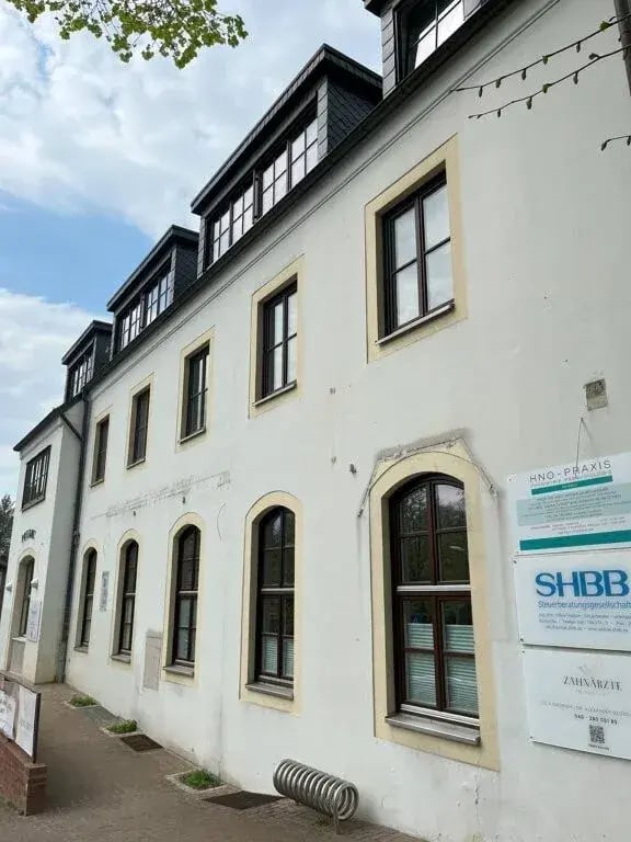 Eingangsbereich vor der Sanierung – verwitterte Putzflächen und Verschmutzungen