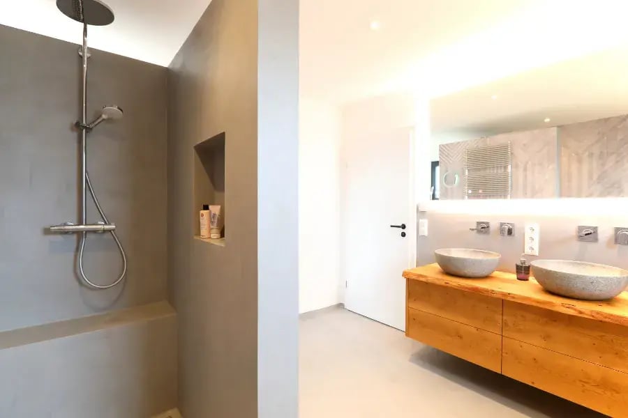 Die fugenlose Dusche in hellgrau ist wasserdicht, robust und extrem pflegeleicht. Perfekte Handwerksarbeit von K&amp;S für langlebige Bäder im Raum Buxtehude.