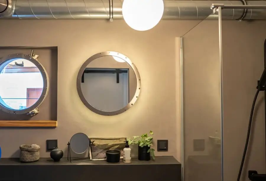 Das fugenlose Badezimmer auf dem Hausboot von Olli Schulz und Fynn Kliemann in Hamburg. Moderne Spachteltechnik in Betonoptik trifft auf maritimes Flair – fachgerecht abgedichtet und rissüberbrückend gestaltet von K&amp;S Farbkonzepte.