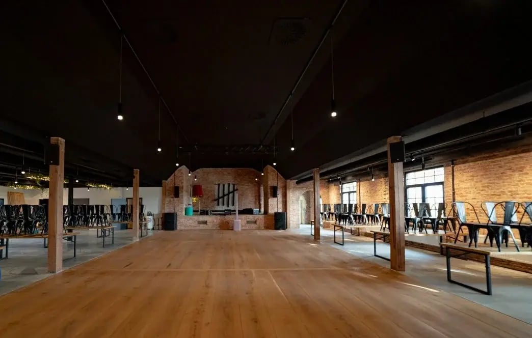 Der historische Saal im Kliemannsland nach der Sanierung durch K&amp;S: 880 Quadratmeter Decke, komplett in Schwarz beschichtet und mit Alu-Glitter veredelt. Perfekte Maschinenführung für ein streifenfreies Ergebnis, das im Licht der Diskokugel funkt.