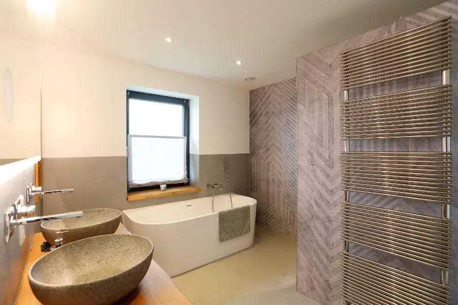 Ein traumhaftes fugenloses Bad in Buxtehude, gestaltet in warmen Erdtönen für maximale Gemütlichkeit. K&amp;S Farbkonzepte zeigt, wie moderne Wandgestaltung ganz ohne Fliesen funktioniert.