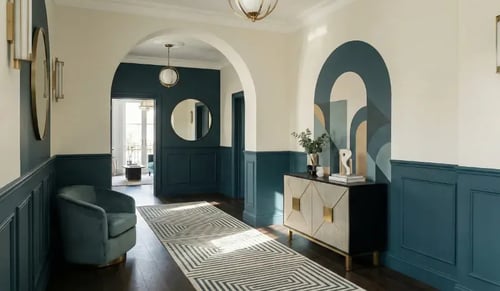 Moderner Flur im Neo Deco Stil: Elegantes Color Blocking mit dunkler Sockel-Optik und hellen geometrischen Bögen. Die Wandgestaltung strukturiert den Eingangsbereich und schafft Tiefe. Kreative Maler- und Lackierarbeiten von K&S für Hamburg, Stade und den Landkreis Harburg.