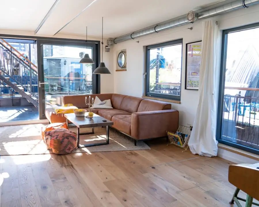 Der gemütlich gestaltete Wohnbereich im Hausboot von Olli Schulz und Fynn Kliemann. K&amp;S Farbkonzepte zeigt, wie man mit warmen Farben und kreativer Wandgestaltung echte Wohnlichkeit in den Hamburger Hafen bringt.