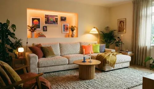 Wohnzimmer im Modern-Retro-Stil mit beigem Cord-Sofa und vielen Pflanzen. Das Highlight ist die maßgefertigte, indirekt beleuchtete Wandnische (Trockenbau) als stilvolle Ausstellungsfläche. Hochwertige Innenraumgestaltung und Malerarbeiten von K&S für Hamburg, Buxtehude und den Landkreis Stade.