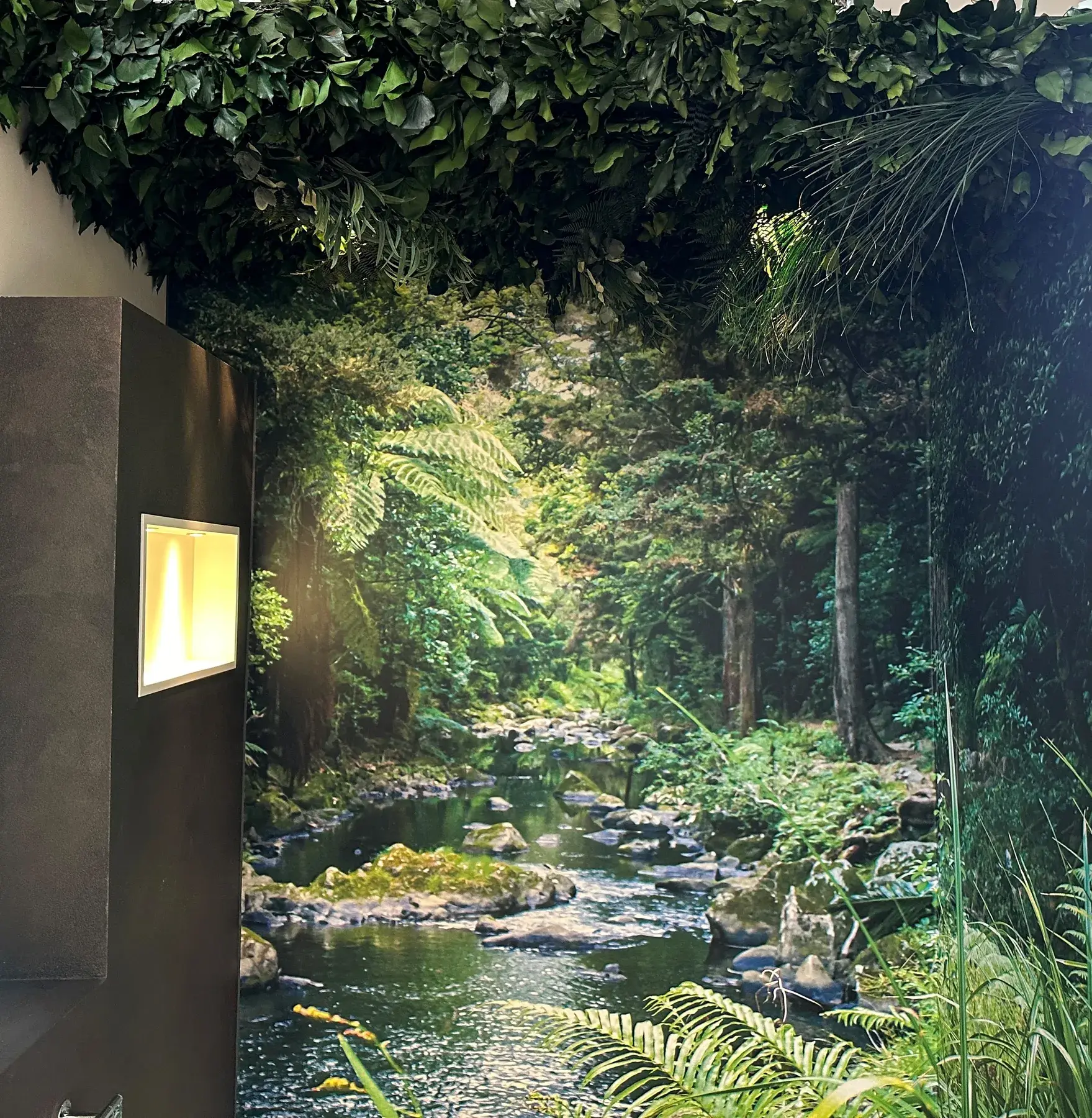 Dschungelmoos an der Decke eines Bades mit Regenwald-Wandbild