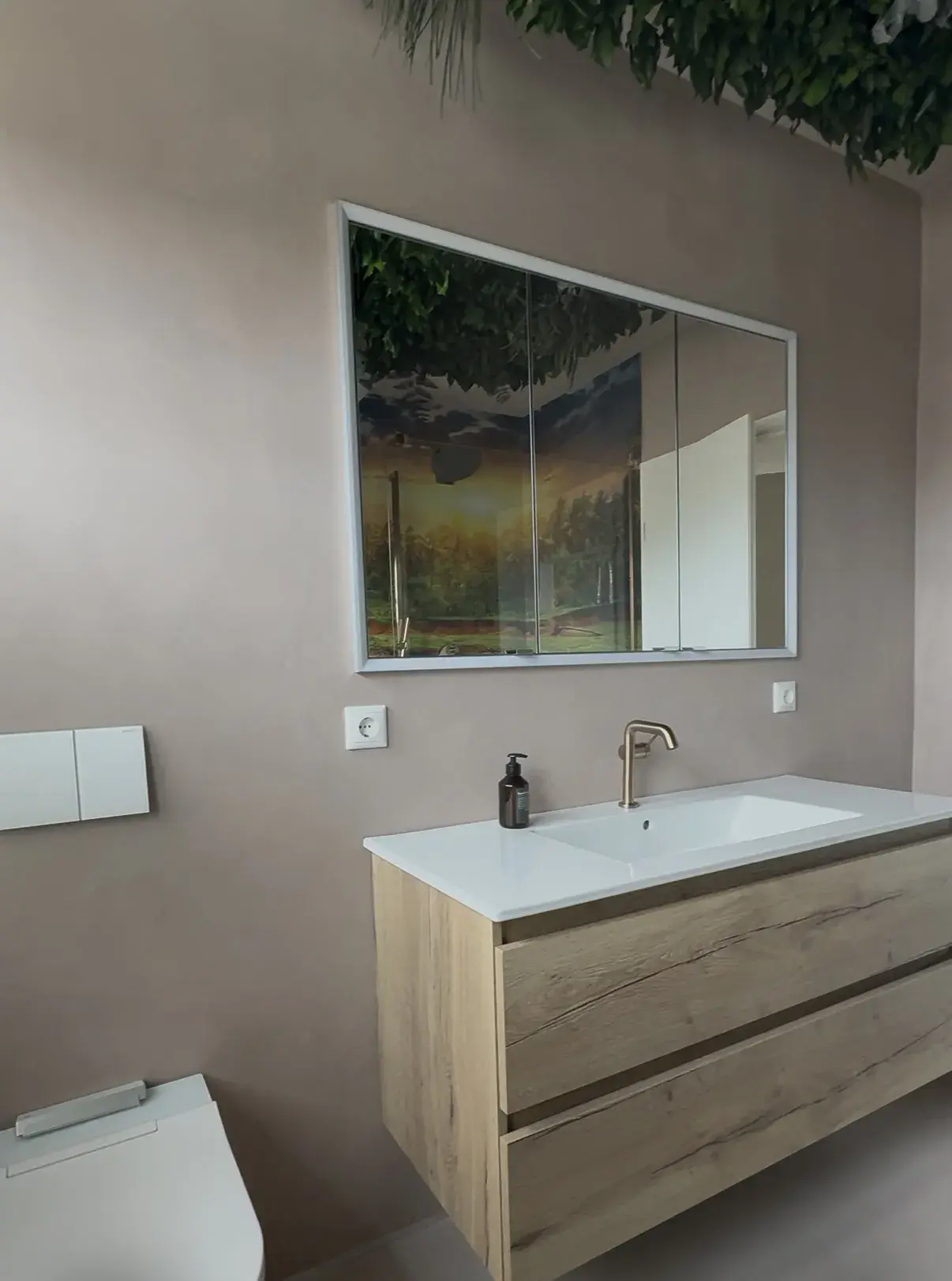 Bad mit Dschungelmoos an der Decke über dem Waschtisch