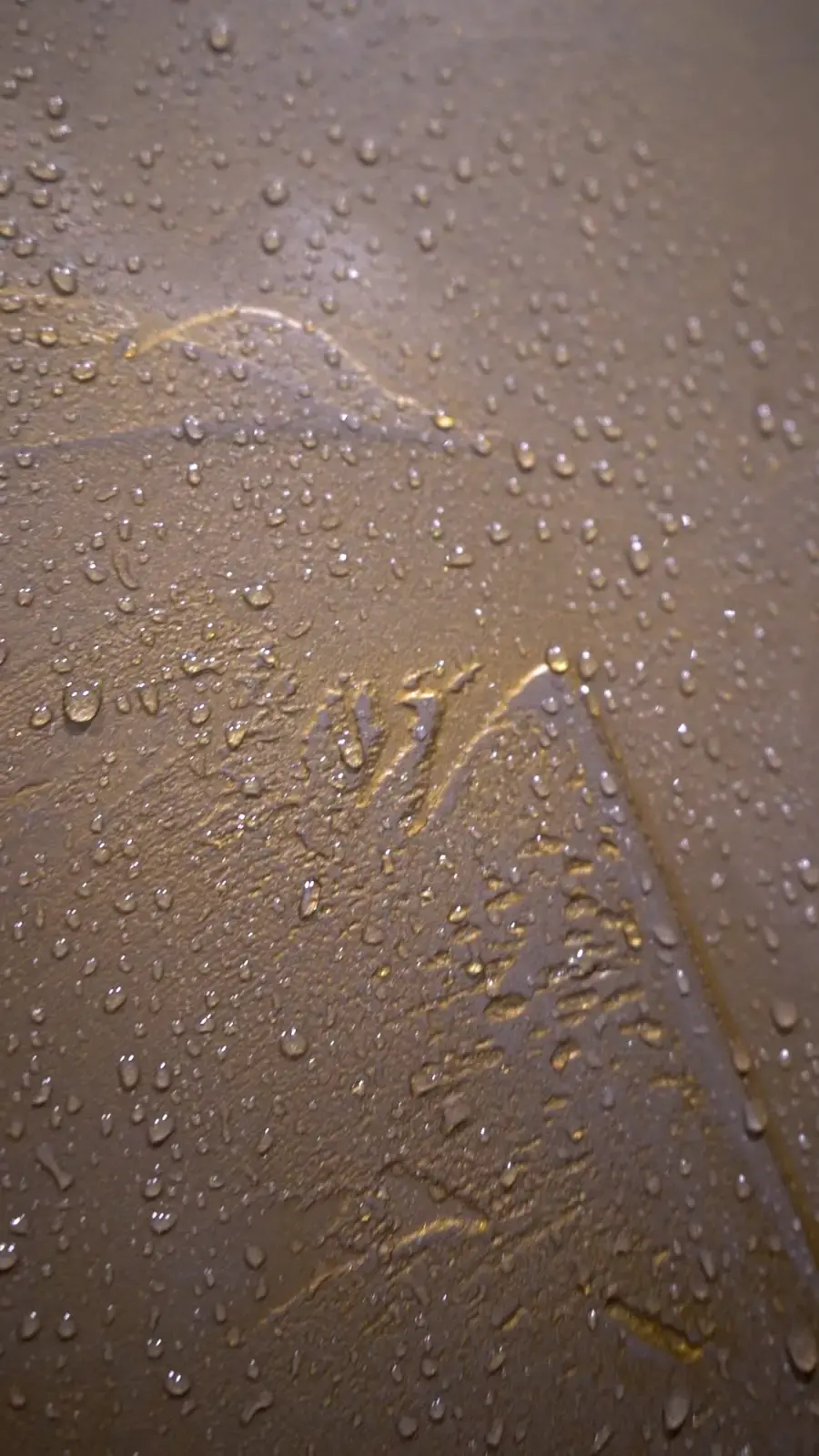 Fugenloses Finish: hydrophobe Versiegelung, Wasser perlt ab – schützt die Oberfläche und erleichtert die Reinigung.