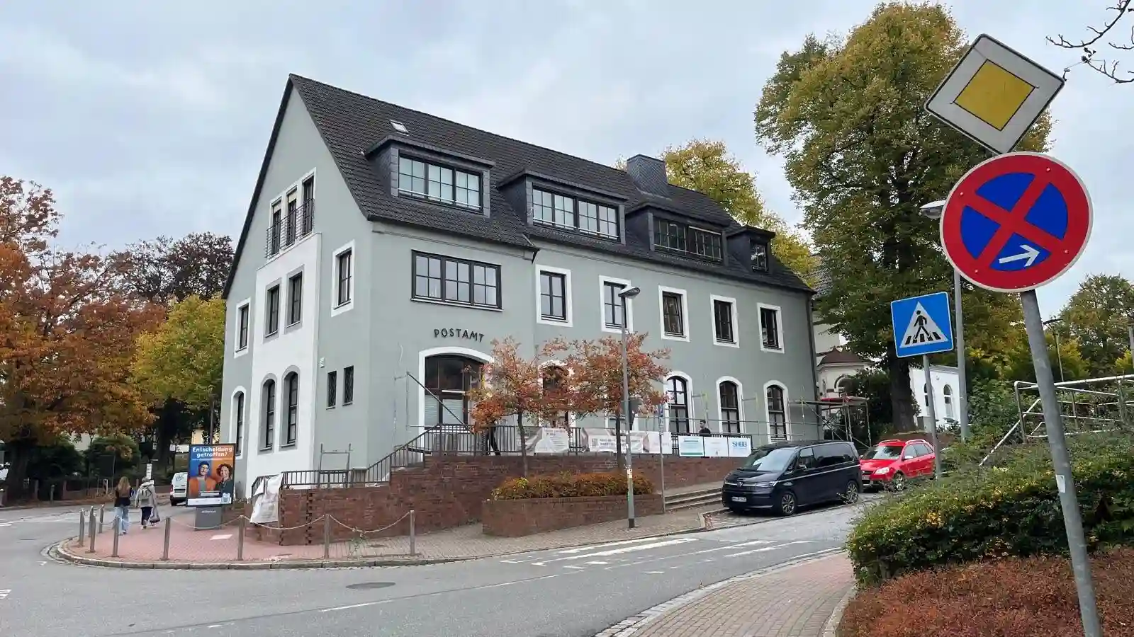 Denkmalgeschütztes Postamt Reinbek nach Fassadensanierung – edler Grünton, gebrochenes Weiß