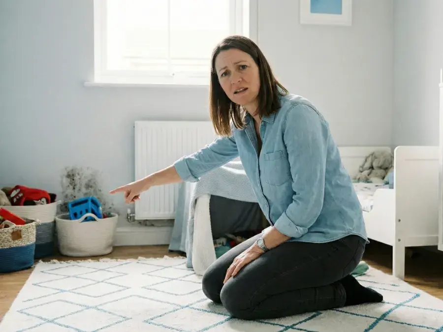 Starker Befall durch schwarzen Schimmel in einer Zimmerecke an der Decke in einer Altbau-Wohnung in Hamburg. Feuchtigkeitsschaden an der Wand, der eine professionelle Schimmelsanierung durch einen Malerfachbetrieb erfordert.